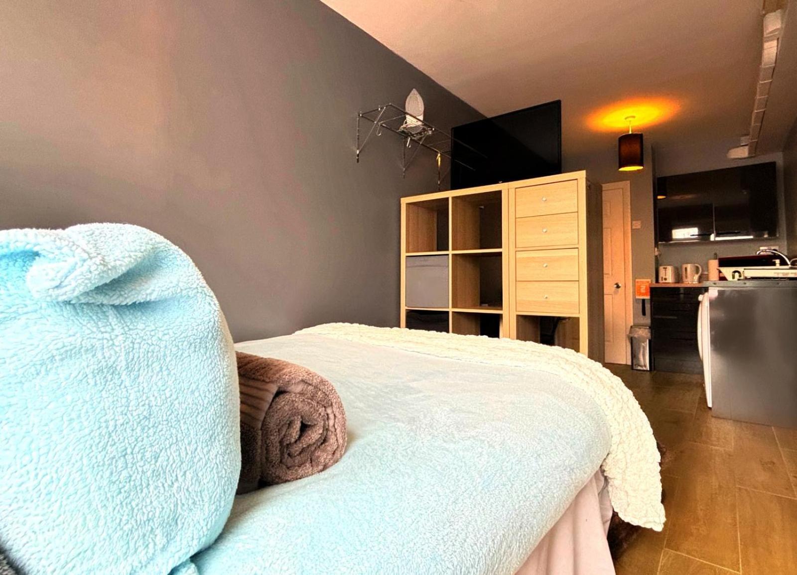 Shirley Apartments, Cozy Studio, Self Check In, 10 Min Drive To City Centre, Walking To Redbridge Train Station เซาธ์แธมป์ตัน ภายนอก รูปภาพ
